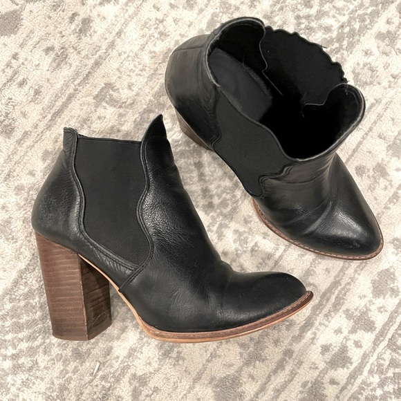Chinese Laundry ankle booties - Picture 1 of 2